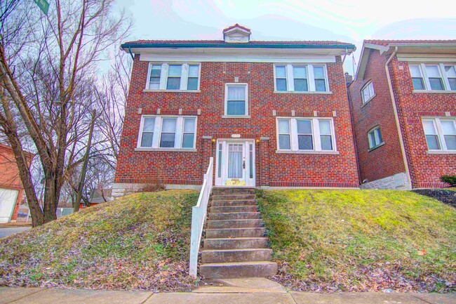 Building Photo - Large charming 3 bedroom 2 bath with overs...