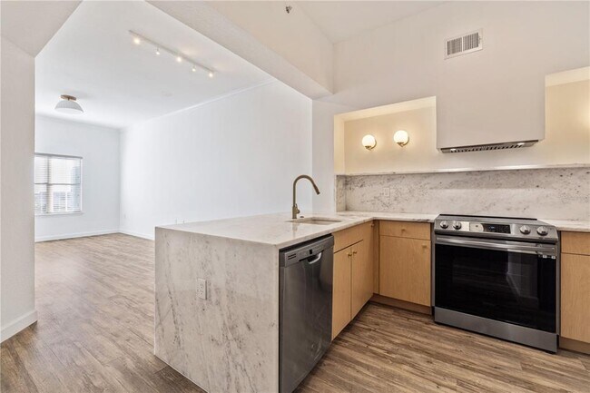 Building Photo - 100 4th Ave S