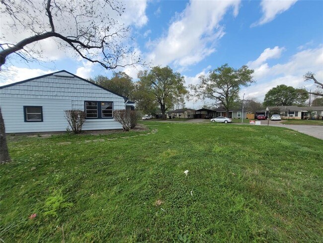 Building Photo - 7308 Oak Hl