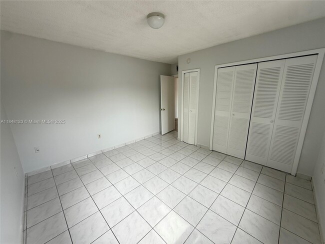 Foto del edificio - 1720 W 42nd St