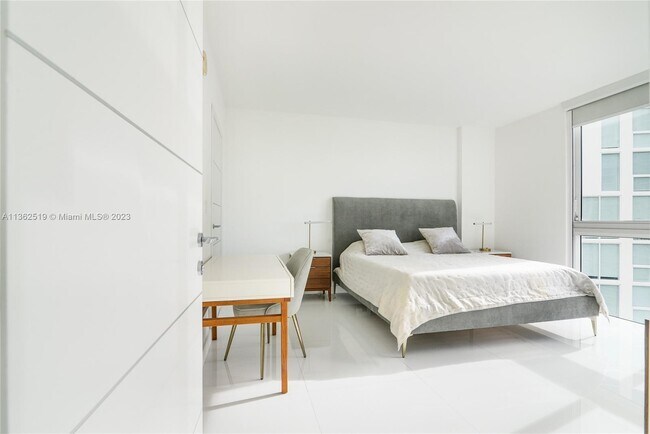 Foto del edificio - 250 Sunny Isles Blvd