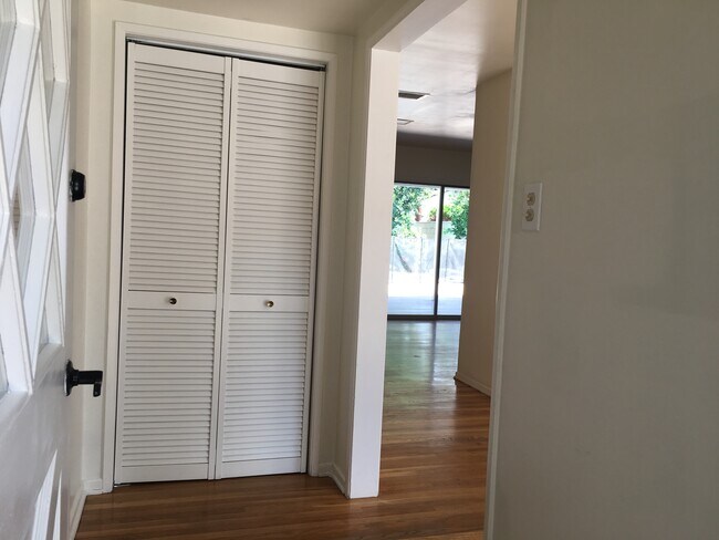 Foto del edificio - 14653 Runnymede St