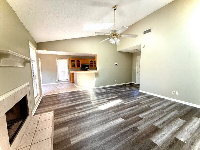 Foto del edificio - 7067 Runnymede Dr