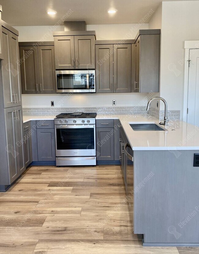 Foto del edificio - Petrosa Townhouse 3 BR - 2 ½ BA w/ loft