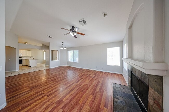 Building Photo - 3 Bed, 2 bath single level home in great C...