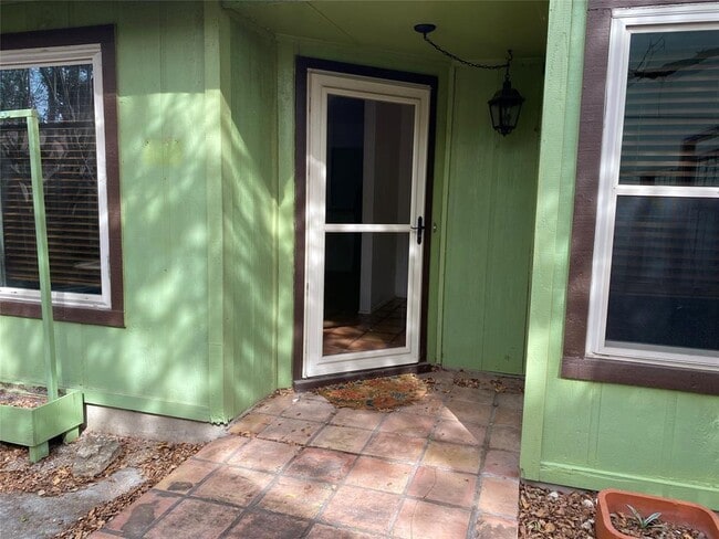 Foto del edificio - 8102 Treehouse Ln