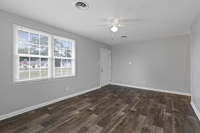 Building Photo - 2250 Onslow Dr