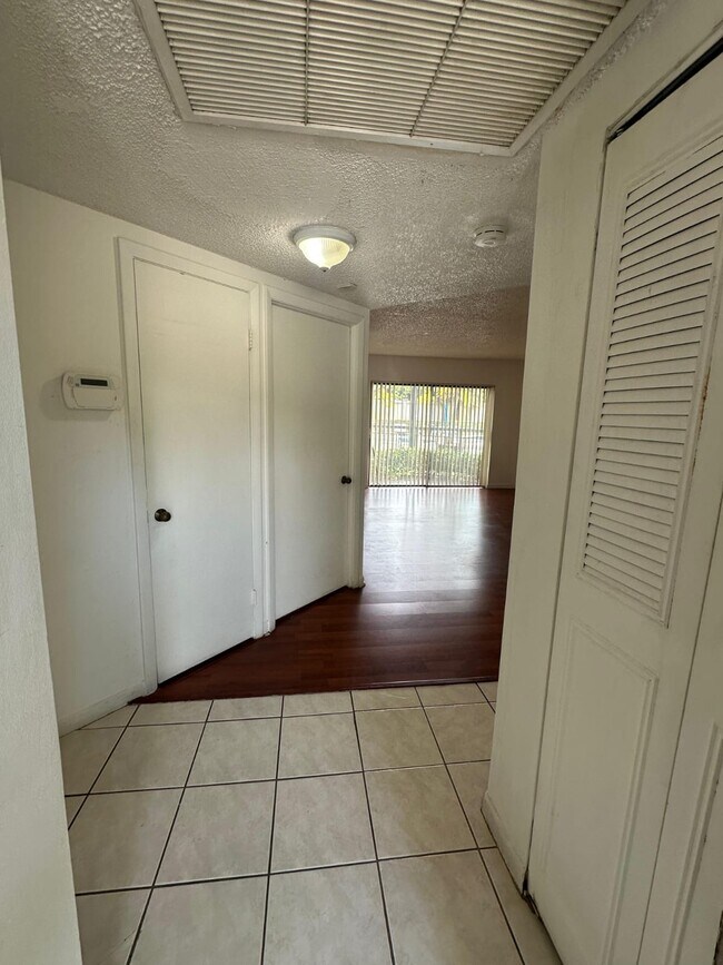 Foto del edificio - 8290 Lake Dr