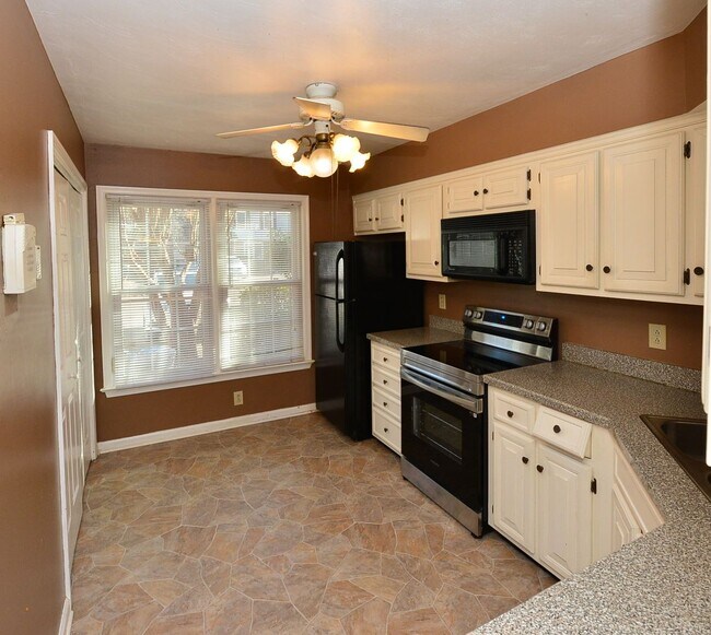 Building Photo - Nice townhouse in Little Neck!