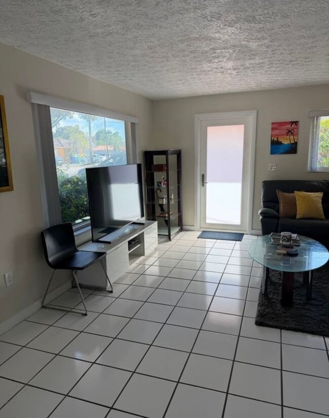 Foto del edificio - Private Bedroom w/ Private Bath in Spacious 1,100 Sq Ft Home – Prime Location