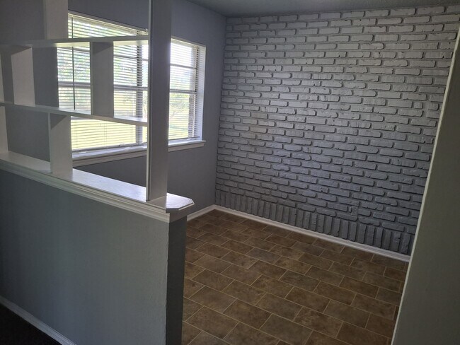 Building Photo - 111 SE Coachman Dr