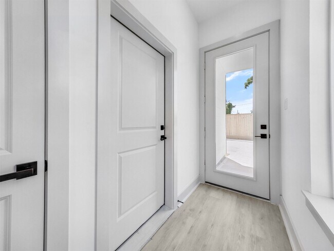 Foto del edificio - 2410 Vaughn St