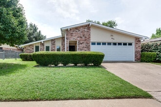 Building Photo - 804 Forest Glen Dr