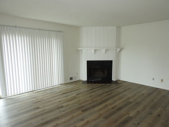 Foto del edificio - 2 BDR Condo with 2-Car Garage