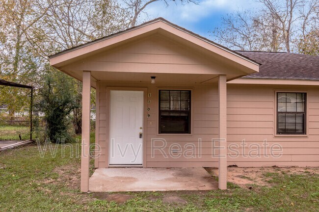 Building Photo - 1109 W Dogwood St