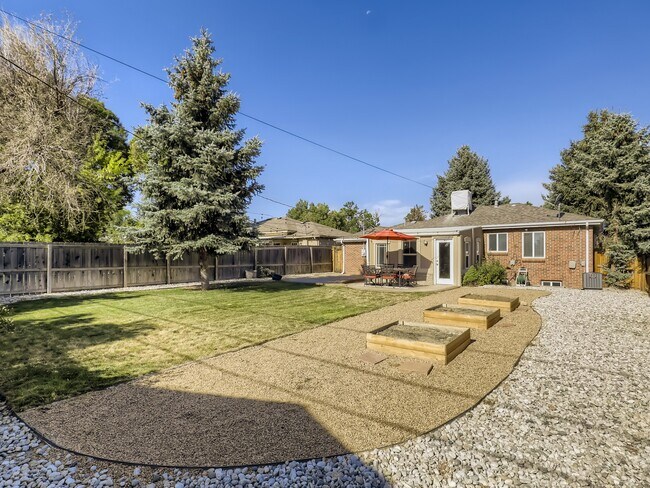 Building Photo - 2450 Poplar St