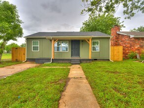 Building Photo - 2011 N Bonita Ave