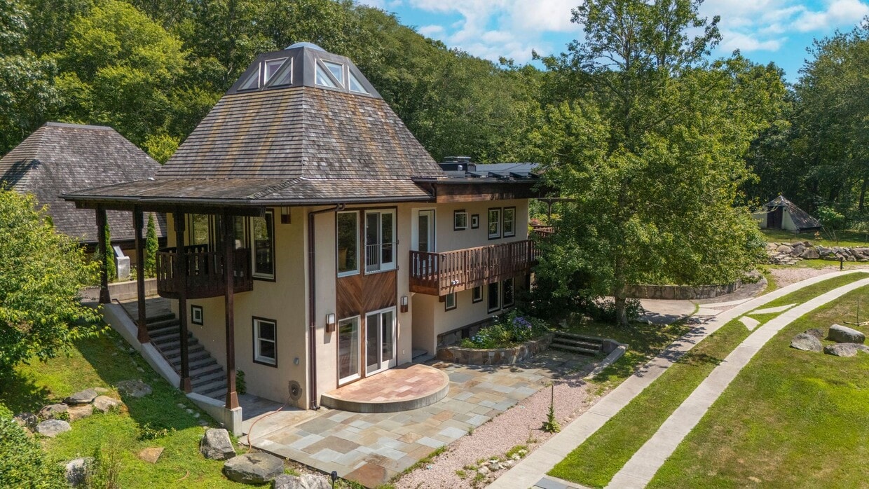 Private Architectural Estate Minutes from ... - Private Architectural Estate Minutes from ...