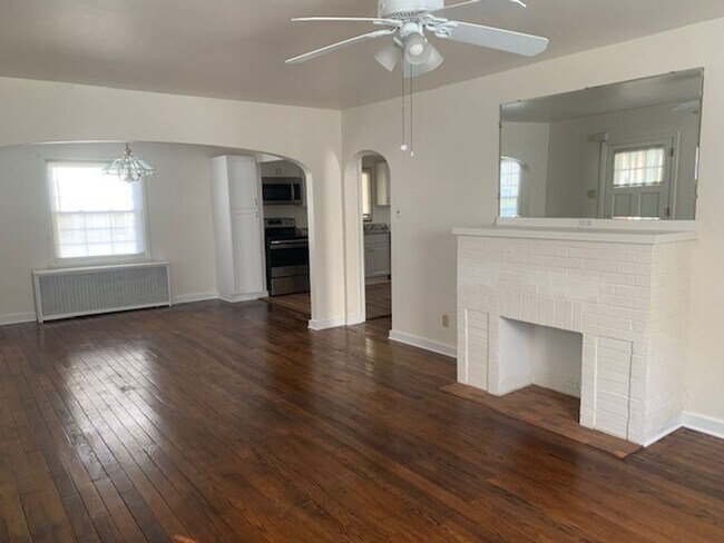 Building Photo - Newly Renovated 3 bedroom, 2.5 bath home