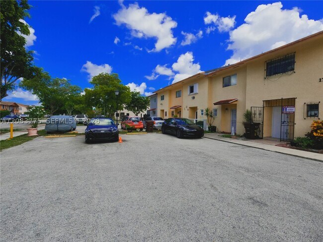 Foto del edificio - 1790 W 58th St