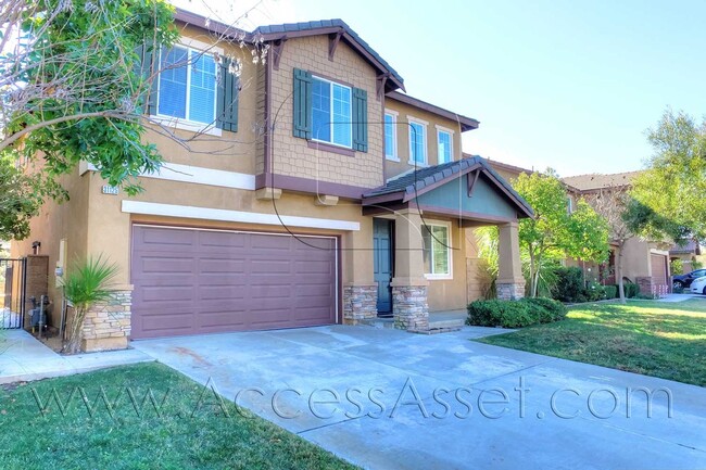 Building Photo - Beautiful 3 Bed/2.5 Bath Home with Lap Poo...
