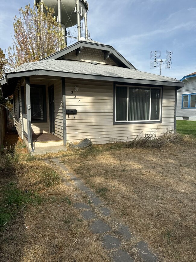 Building Photo - Cozy College Place Home