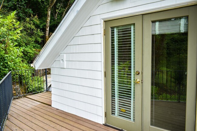 Building Photo - Three bedroom and Two Bathroom home in Portland Heights! Gourmet Kitchen and incredible natural L...