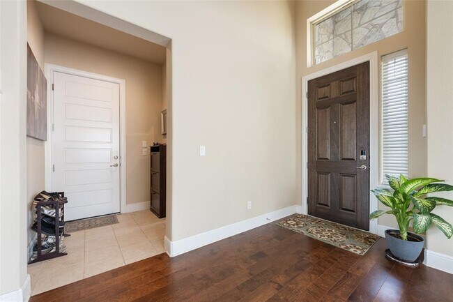 Building Photo - 921 Valley View Dr