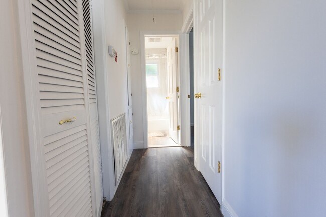 Foto del edificio - Spacious 2 Bedroom, 1 Bathroom (Full House - Rental)