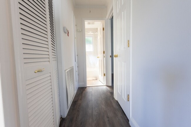 Building Photo - Spacious 2 Bedroom, 1 Bathroom (Full House...