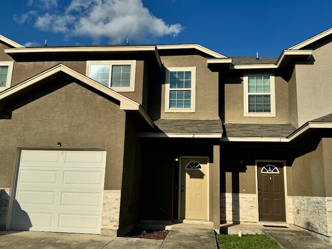 Foto del edificio - Townhome Near Retama Park...No Carpet.