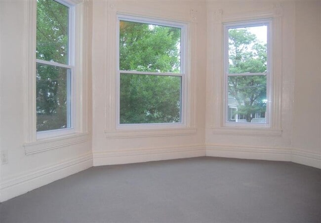 Building Photo - 614 S Beech St