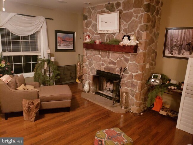 Foto del edificio - 2714 Windy Bush Rd