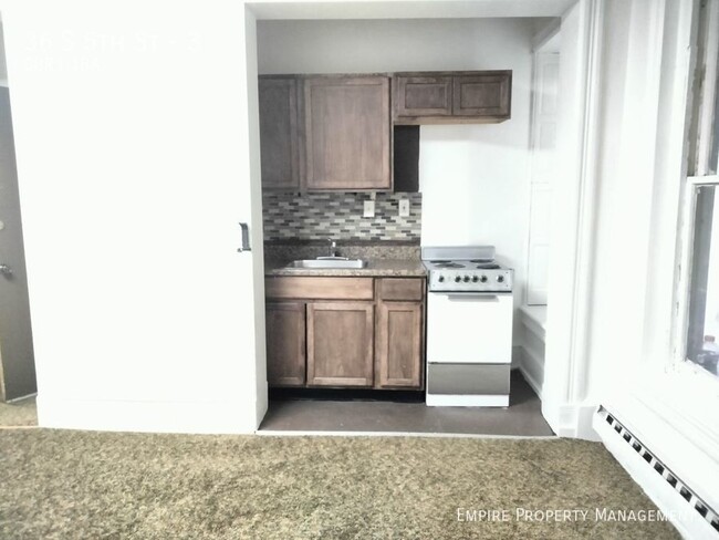 Building Photo - 1st Floor-Studio / 1 Bathroom Apartment in...