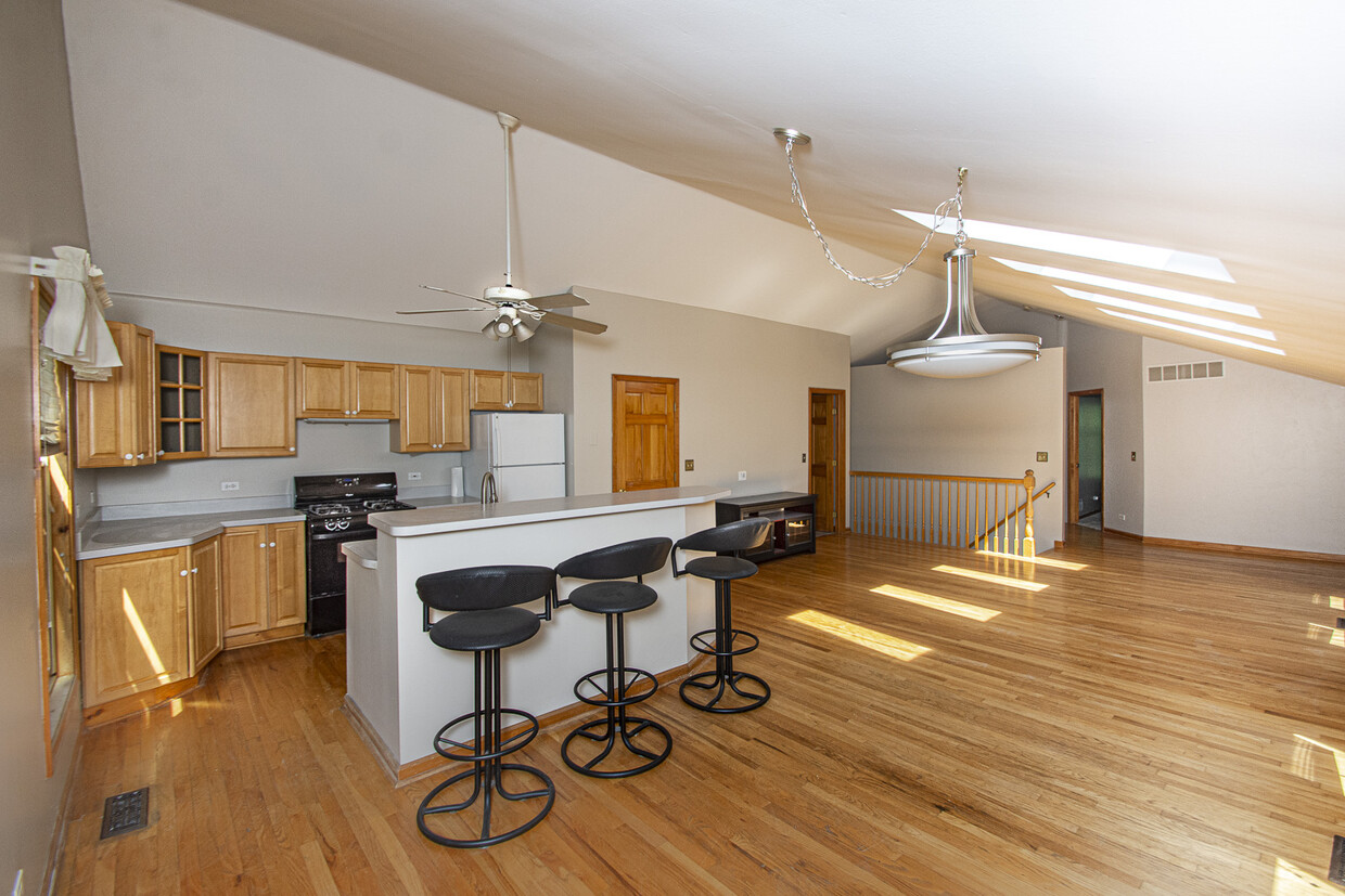 Bright Open Floorplan! - 131 Washington St
