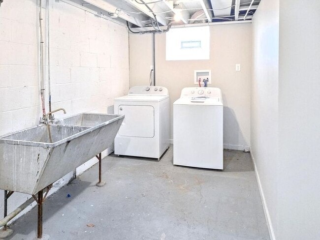 Building Photo - 404 Garden City Dr