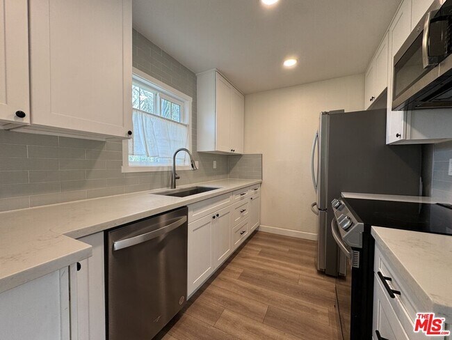 Foto del edificio - 328 W Ball Rd