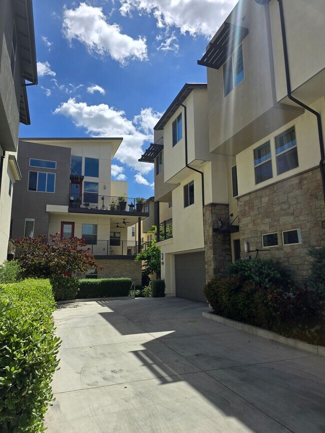 Foto del edificio - Breathtaking 4-bedroom, 3.5-bathroom townh...