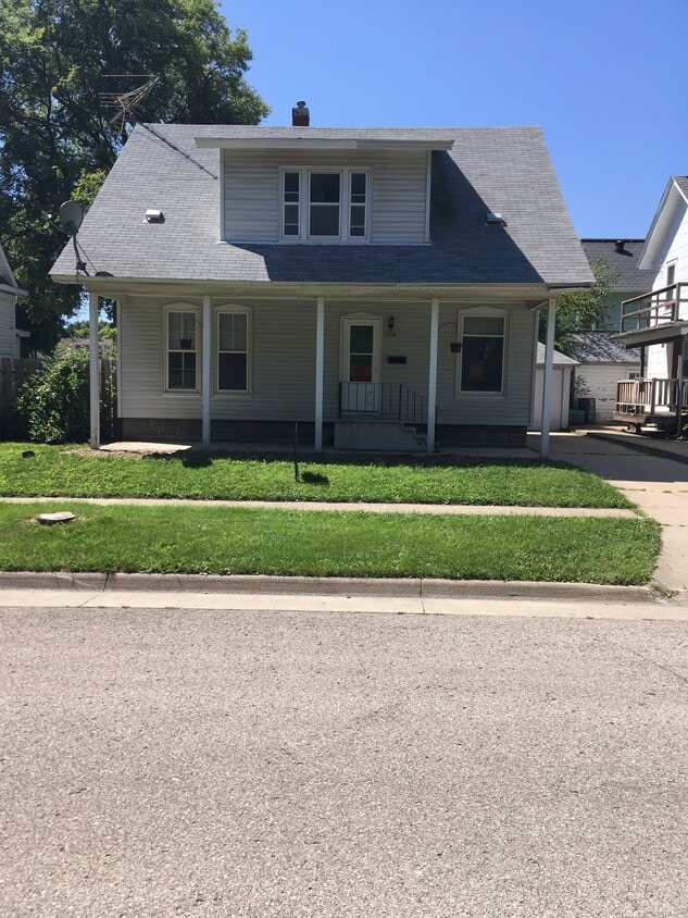 308 3rd St SE, Waverly, IA 50677 House Rental in Waverly, IA