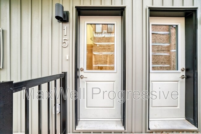 Building Photo - 6411-6493 93 St NW