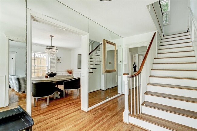 Building Photo - 2136 Pelham Dr