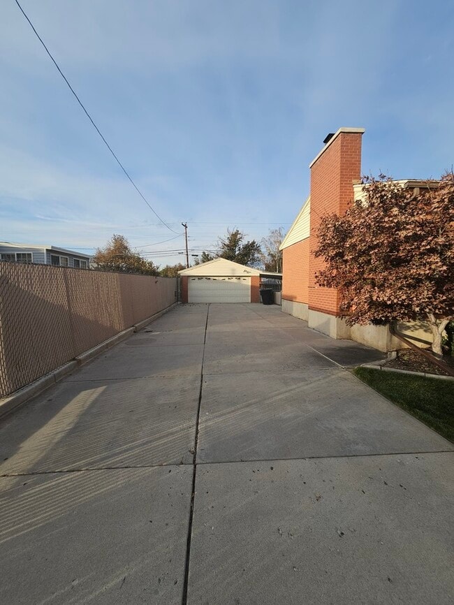 Building Photo - 4 bed 2 bath Home in Murray