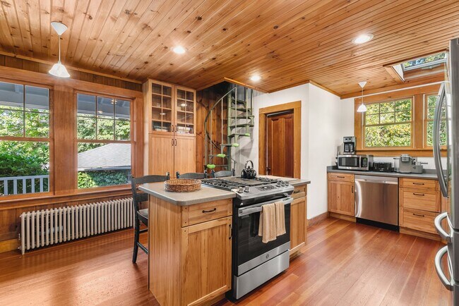 Foto del edificio - 64 Riverview Rd
