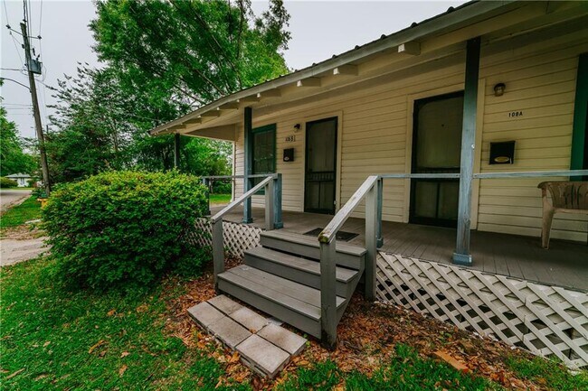 Building Photo - 108 Martin St