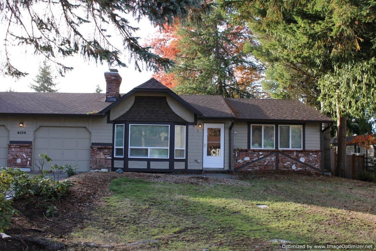 Primary Photo - Bright Updated -2 bedroom 2 bath Duplex