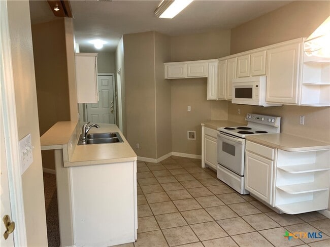 Building Photo - 947 River Rock