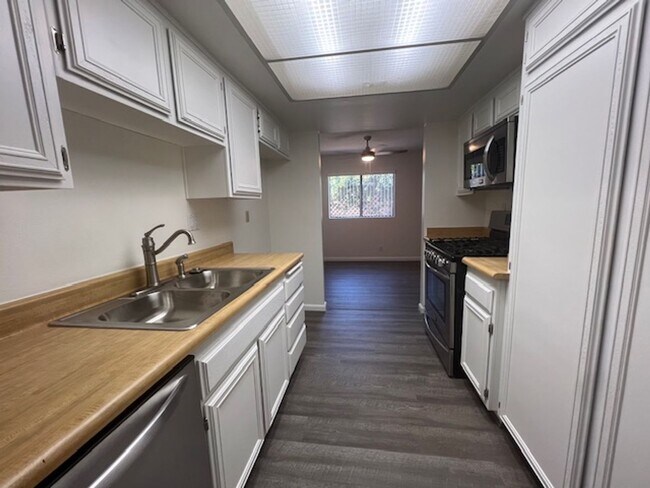 Foto del edificio - MOVE-IN READY 2+1.5 w/pool + spa, parking ...