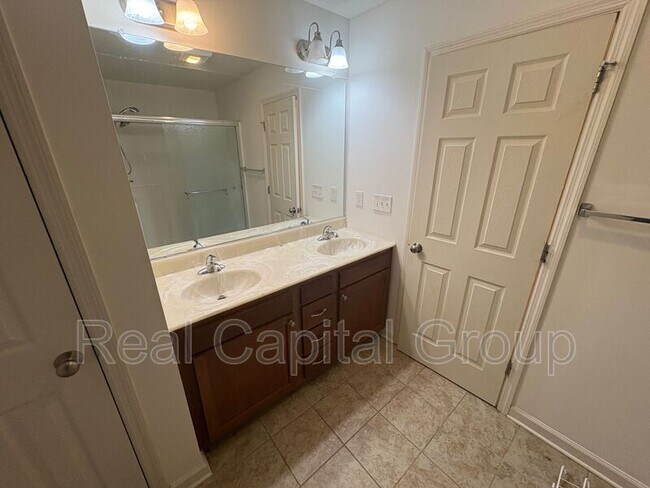 Foto del edificio - 28 Whitaker Dr