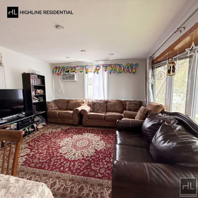 Foto del edificio - 17-17 Francis Lewis Blvd