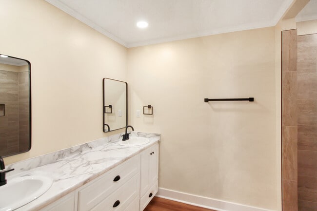 Foto del edificio - 2334 N Pine Lea Dr